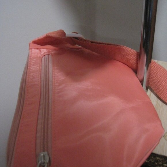 Target SO Colorblock Clip-Front Zipper Top & Back Pockets Fanny Pack Peach White - Picture 3 of 5